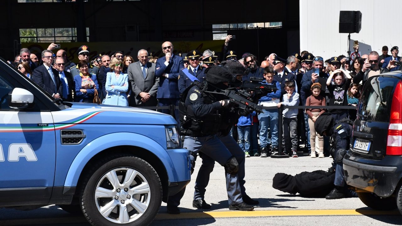 Oggi si festeggia l'anniversario della fondazione della polizia di Stato:  171 anni di storia